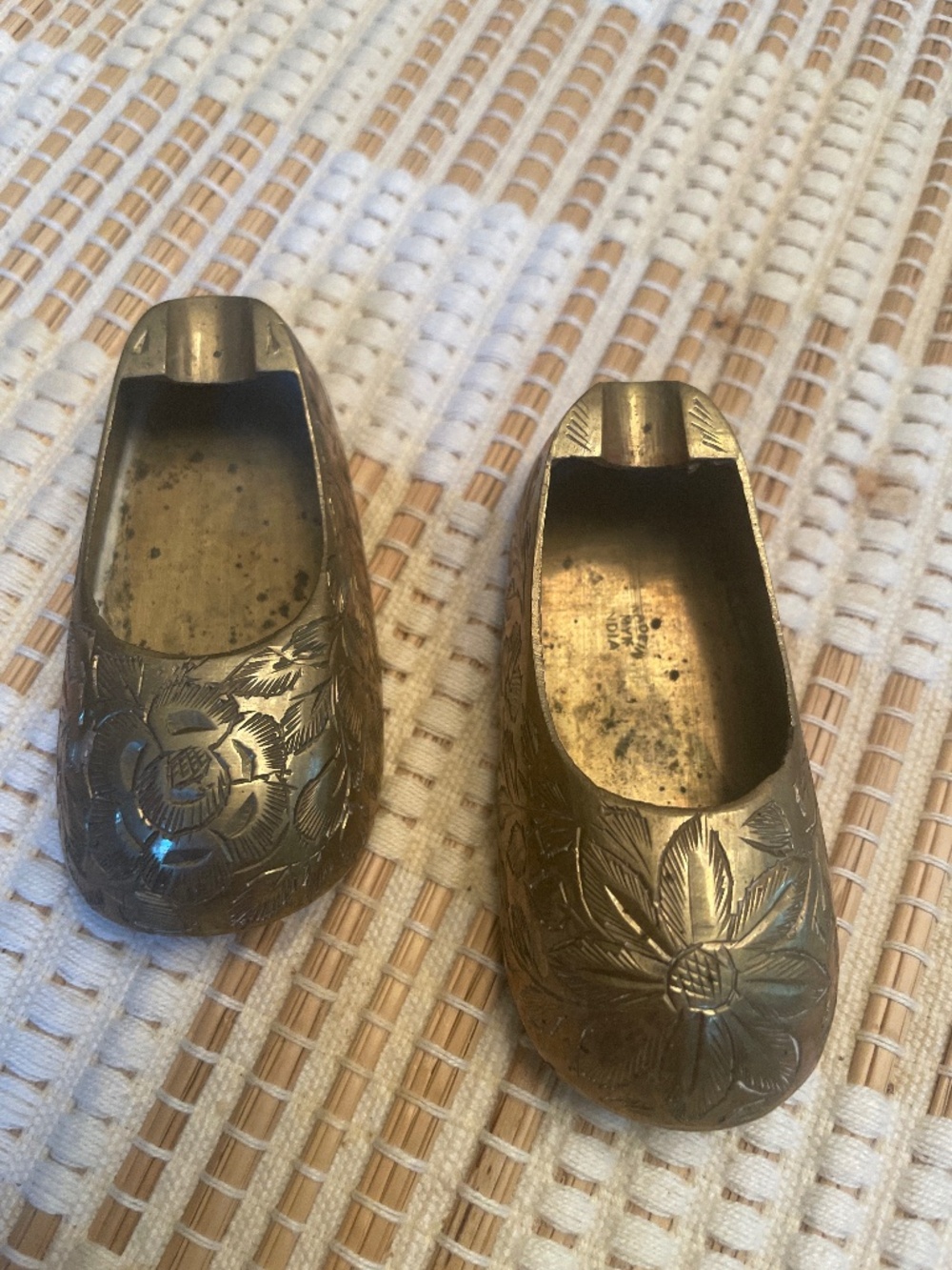 Shoe shaped ashtray set